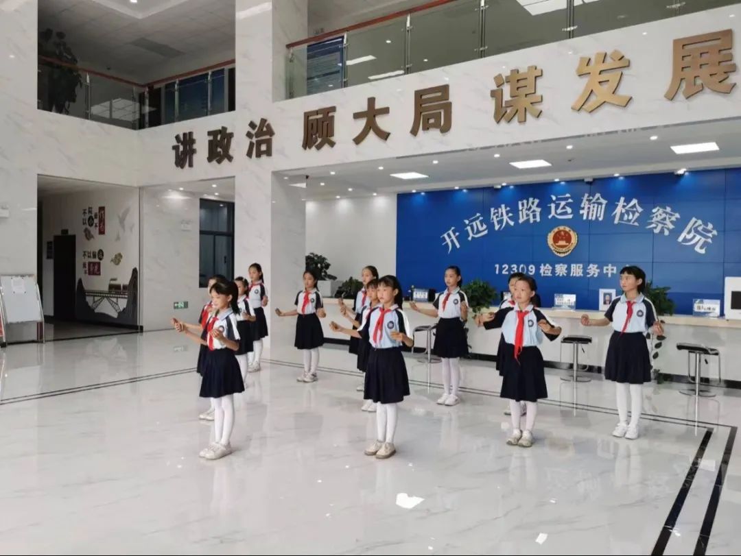 檢愛同行 共護(hù)花開——“檢察開放日”,開遠(yuǎn)鐵檢迎來“小客人”